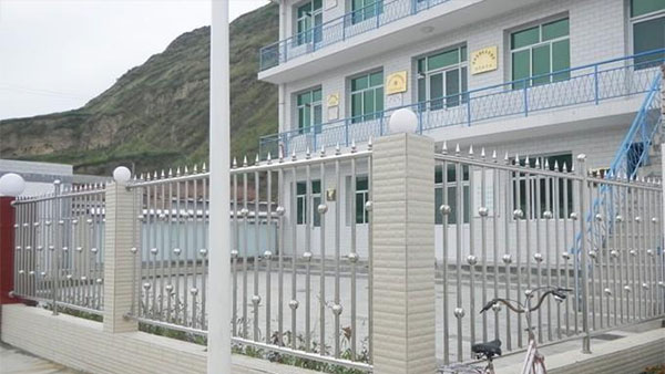 手持激光焊機助力不銹鋼門(mén)窗焊接
